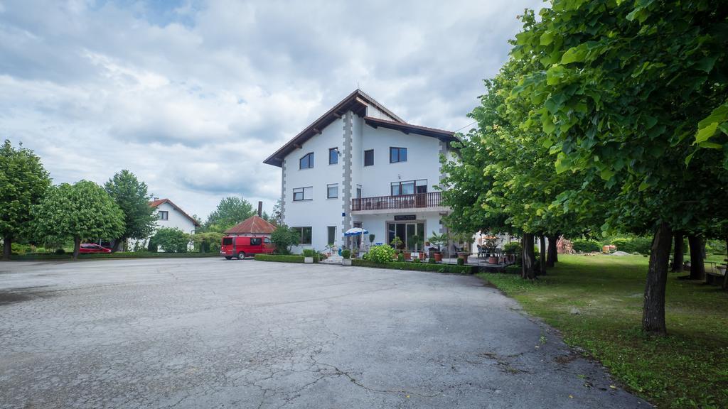 Guest House Hodak Rakovica Exteriér fotografie